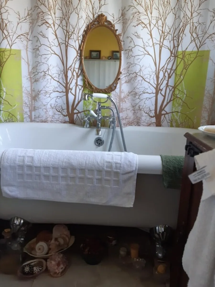 Meble do małej łazienki – Jak wybrać funkcjonalne i estetyczne rozwiązania?