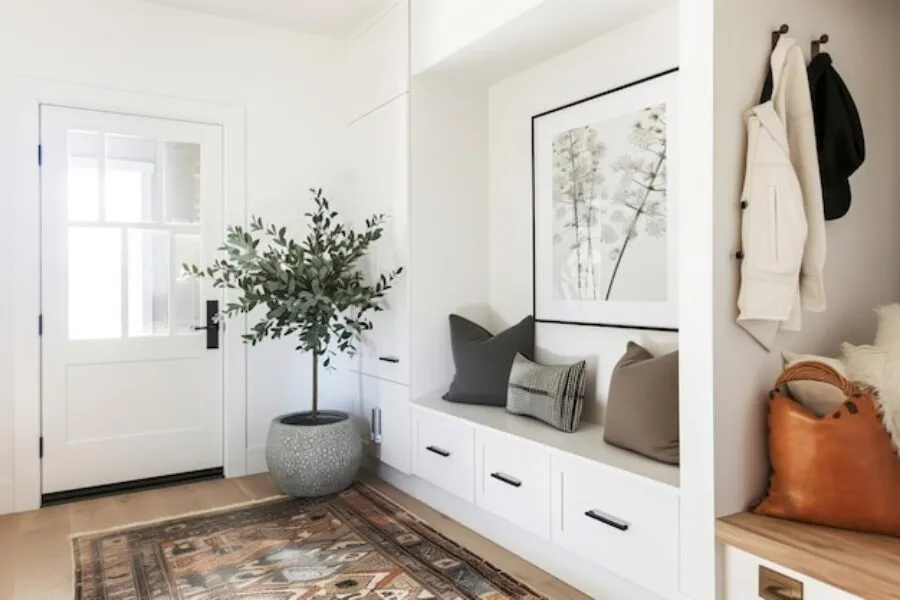 Meble do przedpokoju z siedziskiem – jak połączyć funkcjonalność z estetyką w Twoim wnętrzu