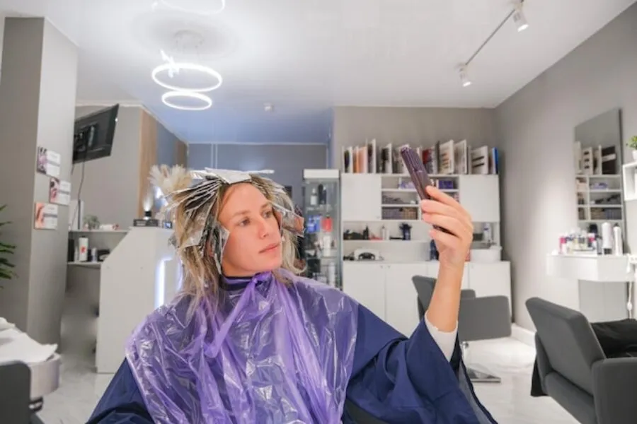 Minimalizm w salonie: Jak stworzyć przytulne i funkcjonalne wnętrze